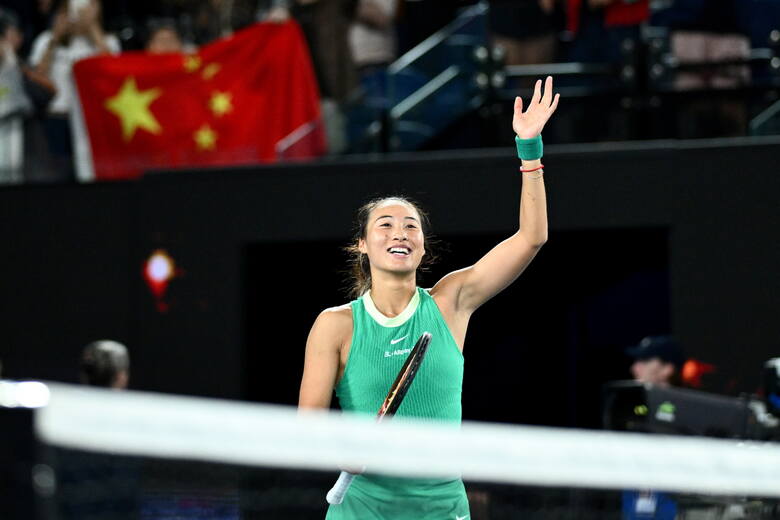 Królowa Qinwen w finale Australian Open. Kocha blask fleszy i kamer, nie boi się ambicji, podąża śladami Li Na