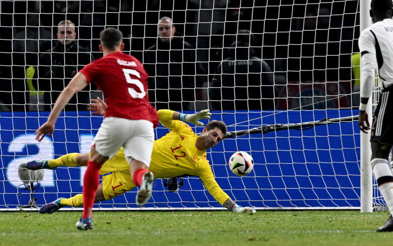 Bramkarz reprezentacji Niemiec Kevin Trapp puszcza gola z rzutu karnego zapewniającego zwycięstwo drużynie Turcji