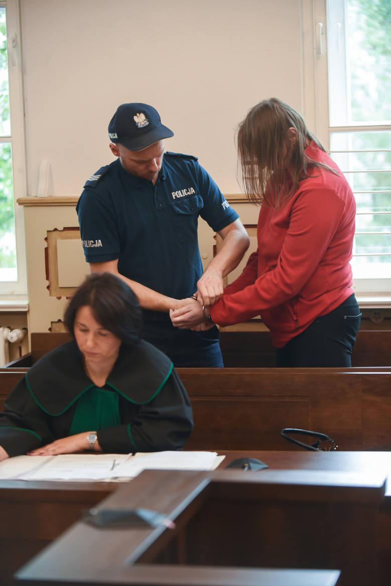 Anna B. z Grzywny od lutego jest tymczasowo aresztowana. Wczoraj dowieziono ja do toruńskiego Sądu Rejonowego z grudziądzkiego zakładu karnego. 42-letnie kobiecie grozi od 2 do 12 lat więzienia. Wyraża skruchę i żal. 