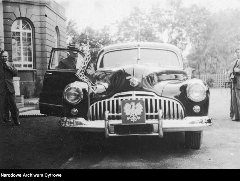 Kultowe samochody na starych zdjęciach. Te modele jeździły dawniej po polskich drogach, dziś kosztują majątek