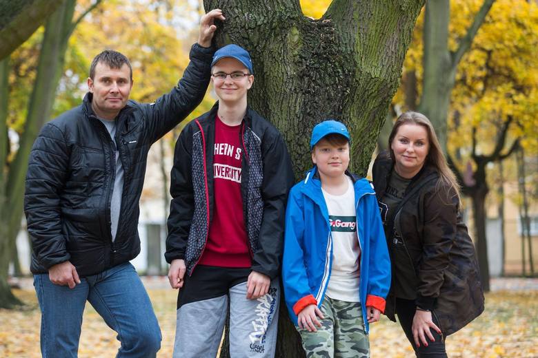 Rodzina Surowców w komplecie, od lewej: tata Tomasz, Patryk, młodszy brat Bartek i mama Anna. Patryka czeka jeszcze dłuższa rehabilitacja.