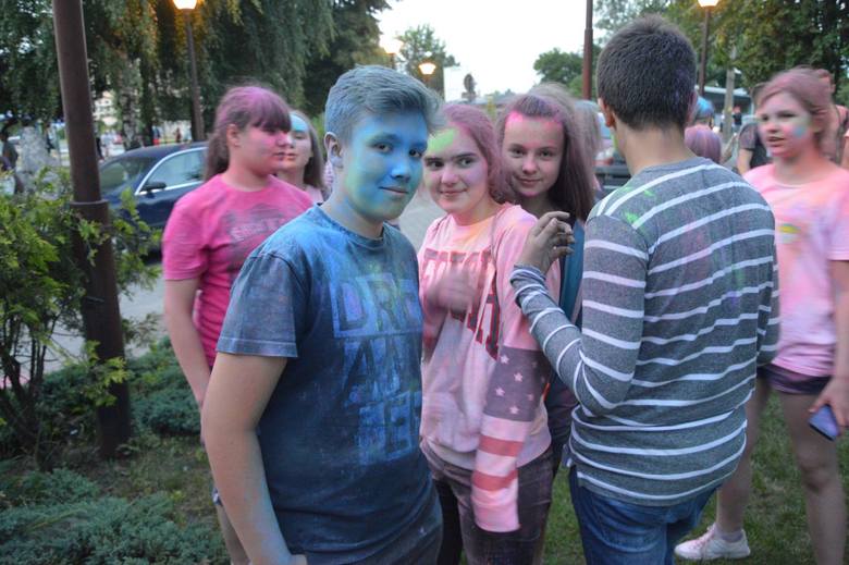 Kolejna odsłona Happy Festival w Skierniewicach. Młodzież bawiła się przed sceną CKiS [ZDJĘCIA+FILM]