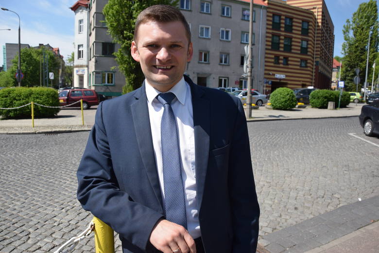 Tomasz Gierczak urzęduje w biurze przy ul. Orląt Lwowskich 1 (na zdjęciu to budynek o jasnej elewacji po lewej stronie Qubusa).