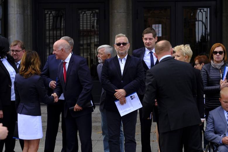 Piotr Całbecki (z prawej) i inni kandydaci KO zaprezentowali się przed gmachem toruńskiego teatru
