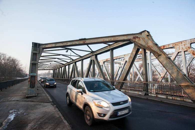 Przypomnijmy, na razie dokonano na moście naprawy, która pozwoliła na otwarcie mostu dla ruchu samochodowego