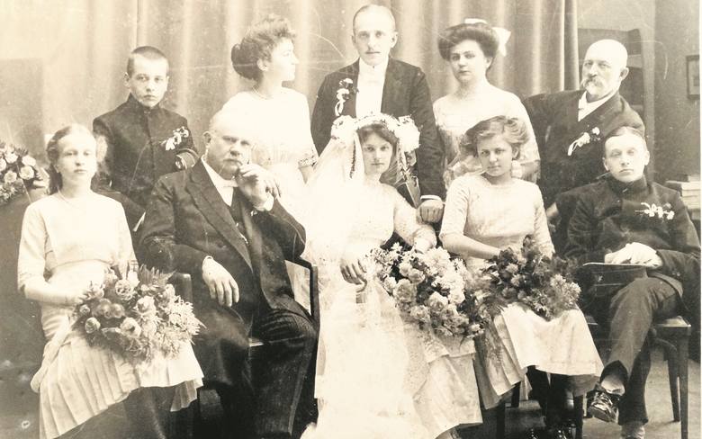 8 sierpnia 1911 rok, Kraków, ślub Janiny z Wolańskich i Jana Romejko. Czesio Wolański stoi pierwszy od lewej, przed nim siedzi siostra - Jadwiga, Kazimierz siedzi pierwszy z prawej strony.