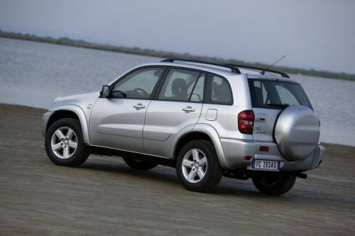 Fot. Toyota: Toyota napędzana benzynowym silnikiem 2 l/150 KM jest autem bardziej dynamicznym na utwardzonych drogach od Suzuki.