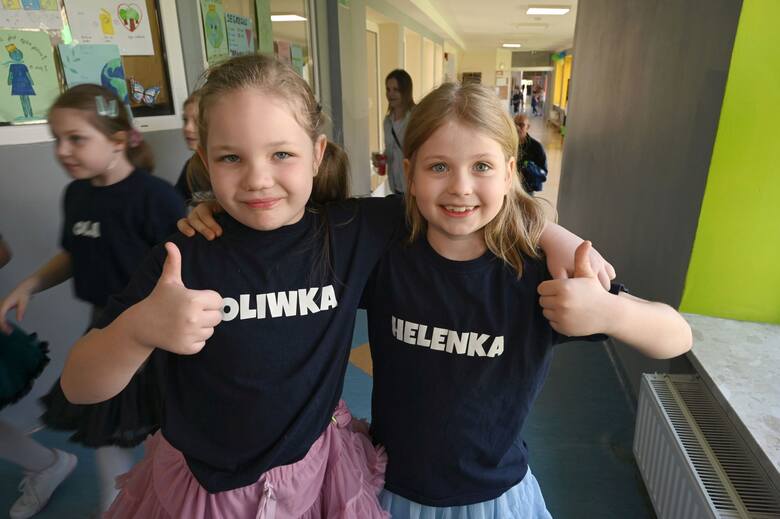 Oliwka i Helenka ze Szkoły Podstawowej Integracyjnej numer 11 w Kielcach nie ukrywały radości z udziału w konkursie "Dance ma sens"