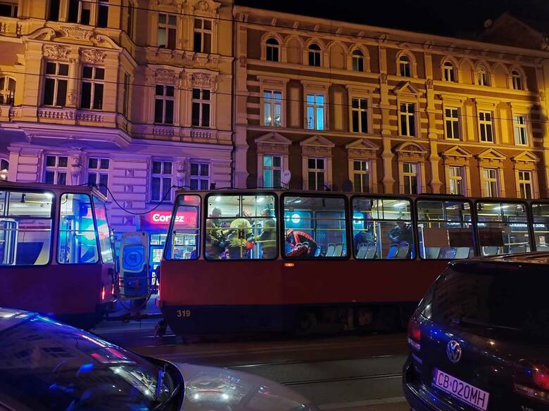 We wtorek po godz. 19.00 w jednym z tramwajów na ul. Gdańskiej nietrzeźwy mężczyzna zaklinował się między schodami a drzwiami pojazdu. Konieczna była