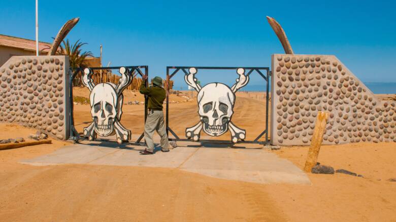 Brama do Parku NArodowego Skeleton Coast w Namibii