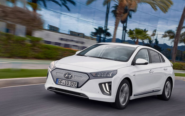 Hyundai Ioniq Hyundai IONIQ to pierwszy na świecie samochód z trzema zelektryfikowanymi układami napędowymi do wyboru: hybrydowym, hybrydowym plug-in