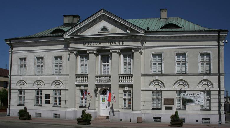 <strong>Muzeum Ziemi Sochaczewskiej i Pola Bitwy nad Bzurą</strong><br /> Jedną z głównych atrakcji muzeum jest możliwość przejechania się zabytkowym składem pociągu retro na skraj Puszczy Kampinoskiej. 