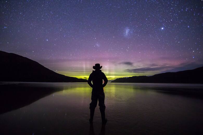 Południowa zorza polarna (aurora australis) widziana z New Harbour Beach w Południowo-zachodnim Parku Narodowym na Tasmanii.