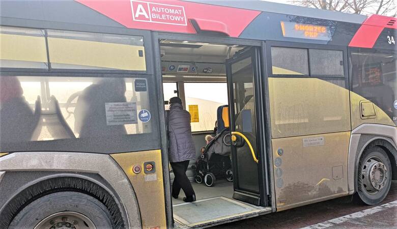 Mieszkańcy Oświęcimia zwracają uwagę, że miejskie autobusy są bardzo brudne. - Czy ktoś o nie dba - pytają?