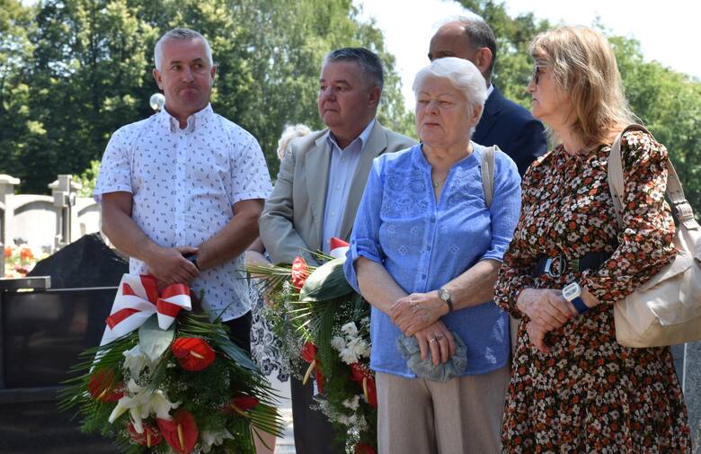Po mszy świętej złożono kwiaty i zapalono znicze pod tablicą upamiętniającą ofiary Kresów Wschodnich z czasów II Rzeczypospolitej
