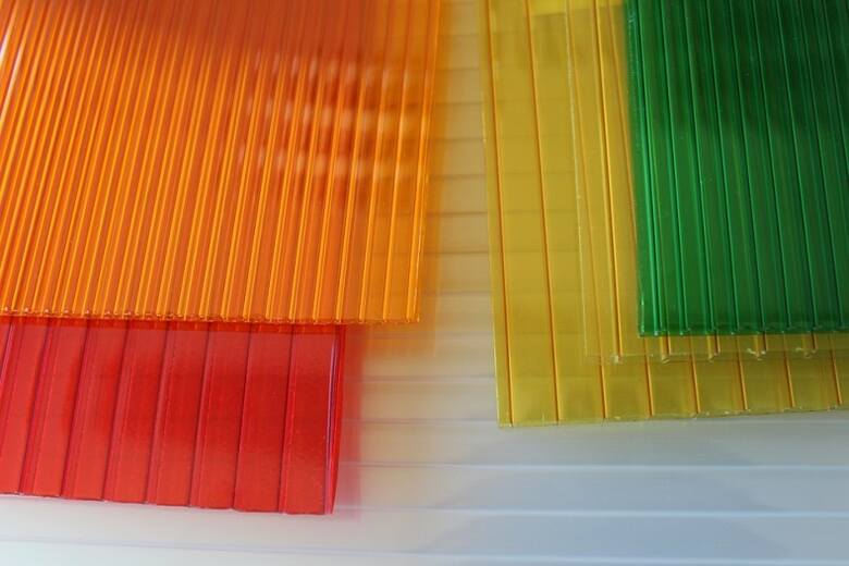 Płyty z poliwęglanu są dostępne w kilku rodzajach oraz różnych kolorach.