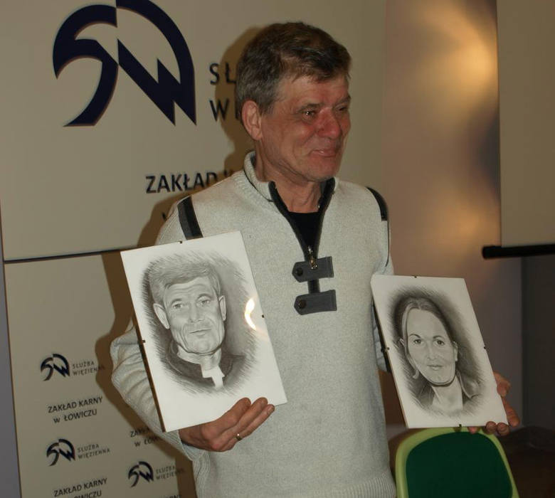 Henryk Gołębiewski otrzymał od osadzonych dwa portrety wykonane przez jednego z więźniów