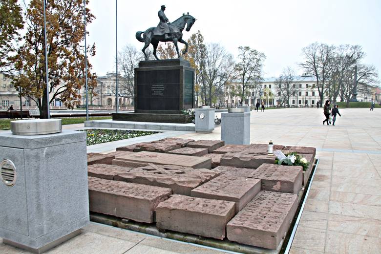 Do końca roku forma Pomnika Nieznanego Żołnierza zmieni się. W tle postać Marszałka Piłsudskiego