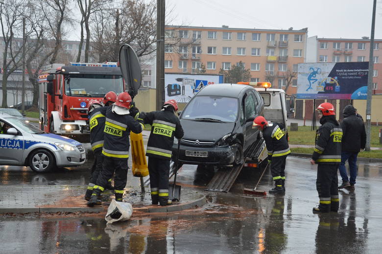 Wypadek w Łowiczu. Zignorowała znak "stop" i doprowadziła do zderzenia [ZDJĘCIA]