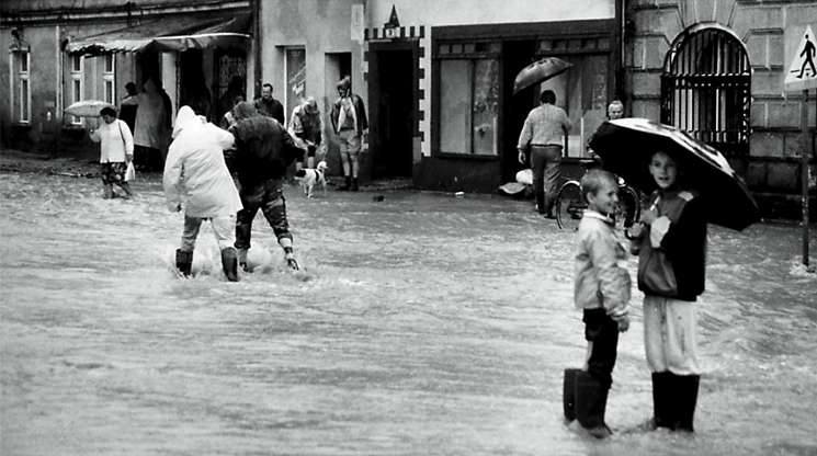 Kędzierzyn-Koźle 1997. Dla dzieci wielka woda była okazją do świetnej zabawy, dla dorosłych zaś kataklizmem niszczącym dorobek życia.