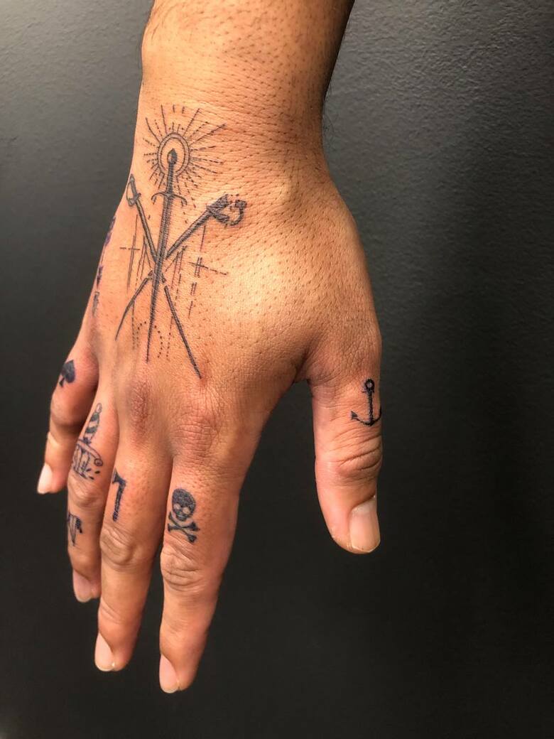 Małe tatuaże męskie na rękę: głęboka symbolika w minimalistycznych liniach