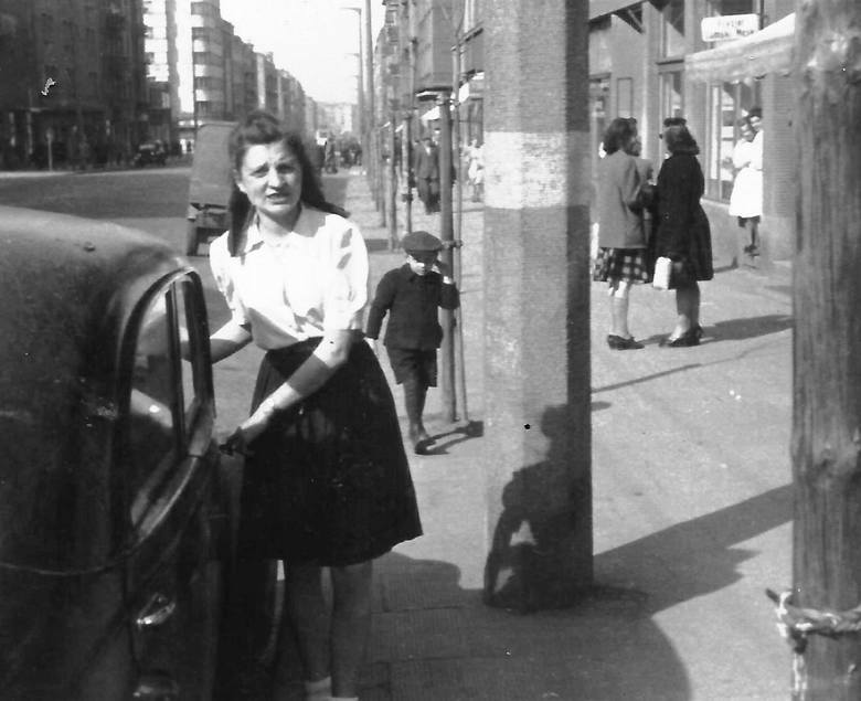 Agnieszka Rekowska (dziś Sitko) na ulicy Świętojańskiej w Gdyni przy aucie ojca. Rok 1939