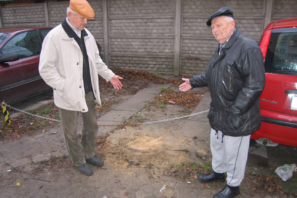 W miejscu, w którym robotnicy zaczęli wiercić otwory pod słupki, postawiłem nogę - mówi Zygmunt Kożuchowski (z prawej). 
