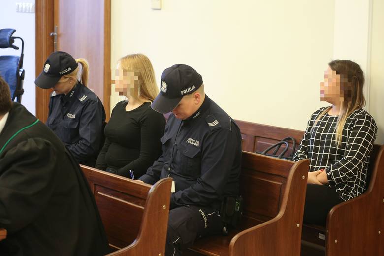 Dominika S. (na zdj. z lewej) od ponad roku przebywa w tymczasowym areszcie. Druga skazana - Karolina F. - usłyszała wyrok w zawieszeniu. Na procesie apelacyjnym żadna się nie stawiła