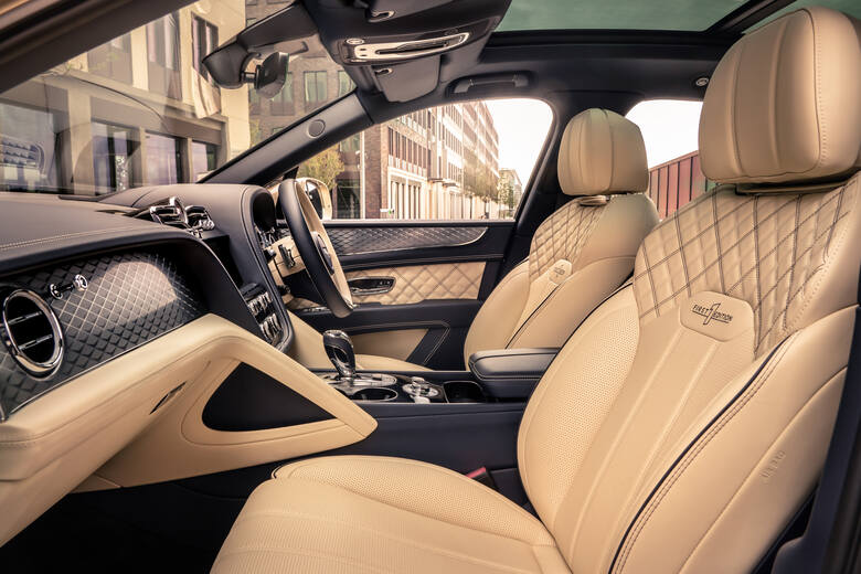 Bentley Bentayga Hybrid Bentayga Hybrid to pierwszy na świecie zelektryfikowany luksusowy SUV. Stanowi zarazem trzecią odsłonę bestsellerowego modelu