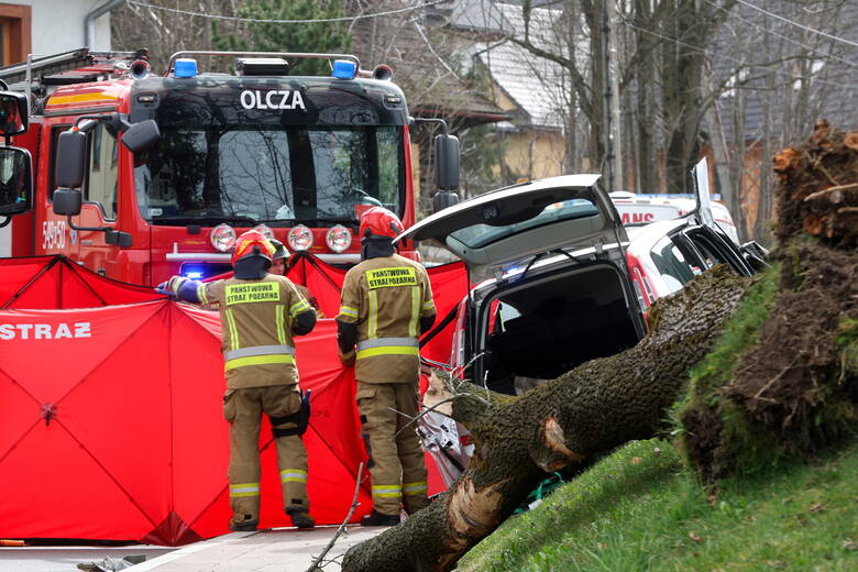 Silny podmuch wiatru na zakopiańskiej Olczy powalił, 1 bm. drzewo na samochód, którym jechała młoda kobieta. Poszkodowanej nie udało się uratować.