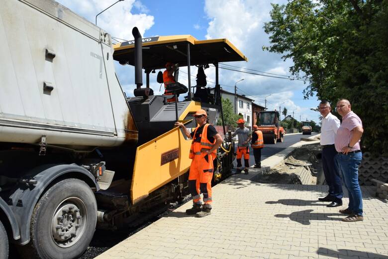 Prace przy przebudowie drogi w Osinach na odcinku od kościoła do skrzyżowania dobiegają końca.