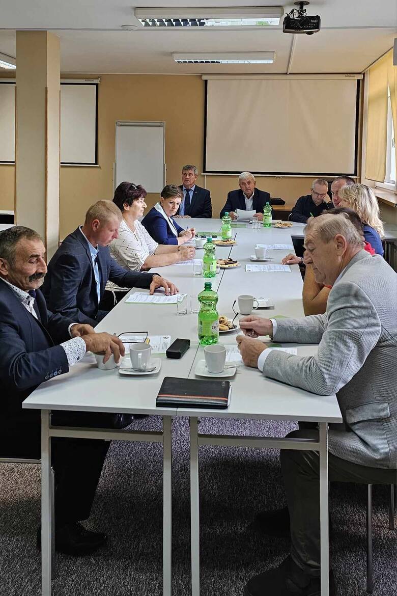 Posiedzenie poprowadził przewodniczący Henryk Szmit (przy stole prezydialnym). Obecny był także starosta pińczowski Zbigniew Kierkowski