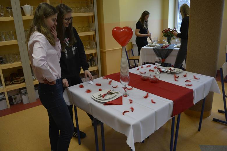 Walentynkowe stoły i kosmiczne fryzury w ZSP nr 3 w Łowiczu [Zdjęcia]