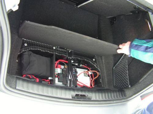 Fot. Ryszard Polit: Bagażnik BMW ma objętość 330 l, a pod jego podłogą jest akumulator.