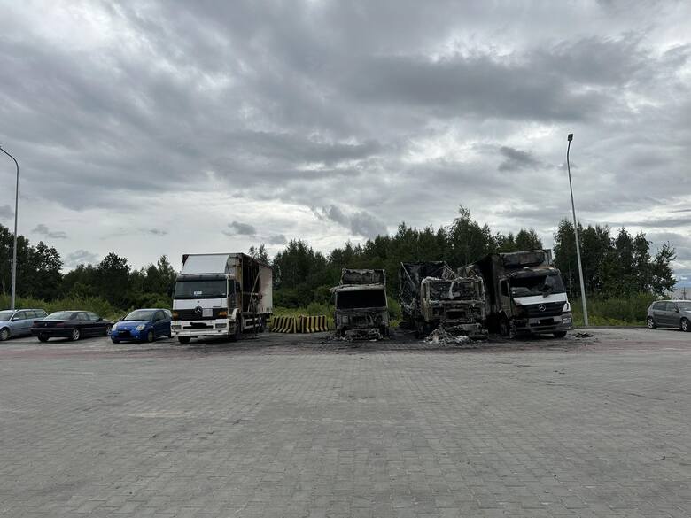Trzy ciężarówki spłonęły, a jedna została nadpalona w strefie ekonomicznej w Głogowie Małopolskim [ZDJĘCIA]