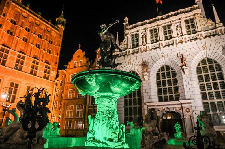 Fontanna Neptuna w Gdańsku, podświetlona na zielono z okazji Dnia św. Patryka.