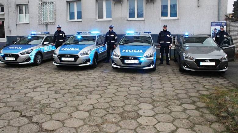Cztery nowe radiowozy dla Komendy Powiatowej Policji w Łowiczu [ZDJĘCIA]