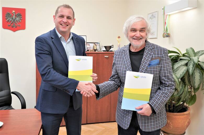 dr Andrzej Buck otrzymał z rąk wicemarszałka Łukasza Poryckiego decyzję o powołaniu na kolejną kadencję dyrektora Wojewódzkiej i Miejskiej Biblioteki
