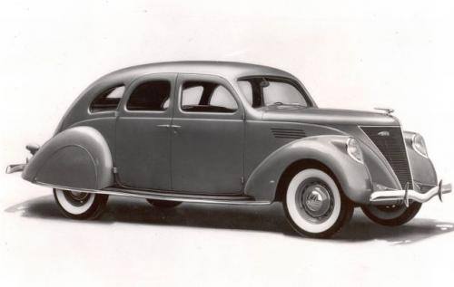 Fot. Licoln: Lincoln Zephyr z 1936 roku miał awangardowe nadwozie, świetny silnik V12 i znacznie niższą cenę od pozostałych modeli. To pierwszy Lincoln,