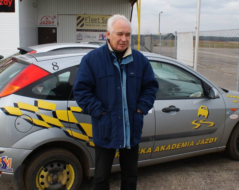 Bogusław Bach, szef Toruńskiej Akademii jazdy, licencjonowany kierowca rajdowy, uważa że bezpieczeństwo na drogach może podnieść lepsze szkolenie kierowców,