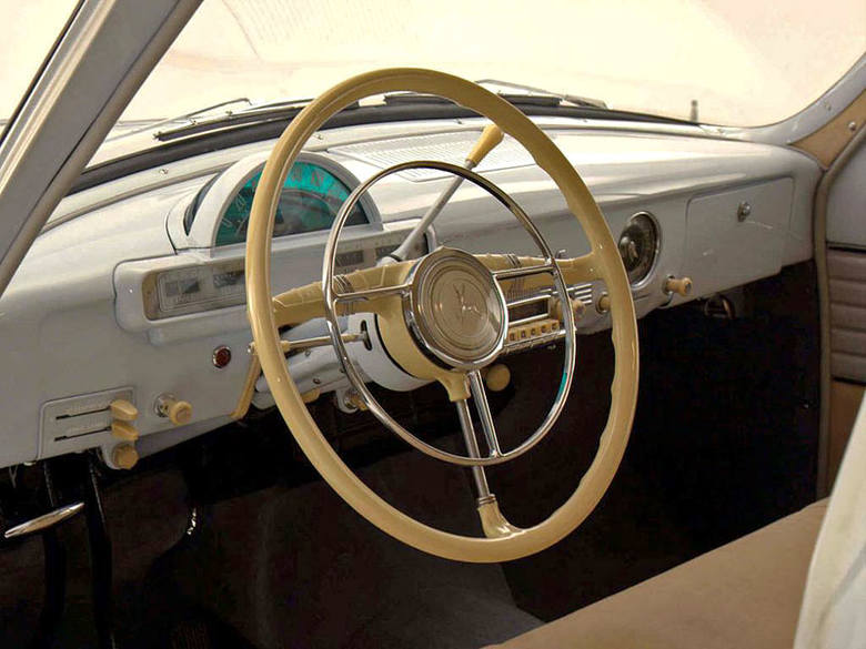 Efektowny szybkościomierz skopiowano z Forda rocznik 1954