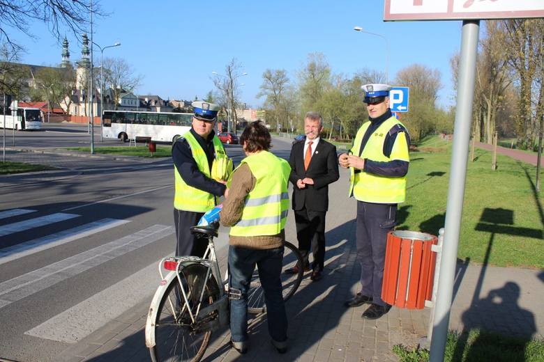 Akcja "Bzpieczny rowerzysta w drodze do pracy" objęła 50 osób w Łowiczu [Zdjęcia]