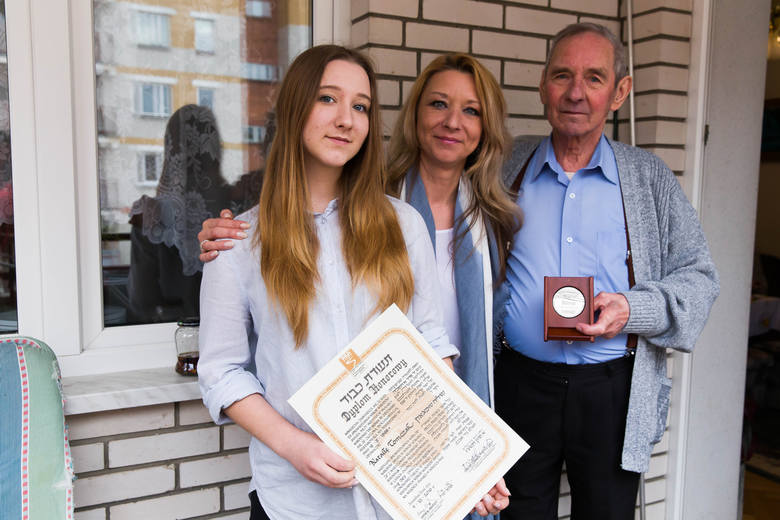 Anna Tomczak-Iosardi (na zdjęciu w środku) cieszy się, że jej córka Karolina poznała rodzinną historię.