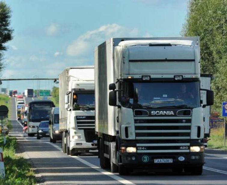 Wakacyjne ograniczenia w ruchu ciężarówek obowiązują od dziś