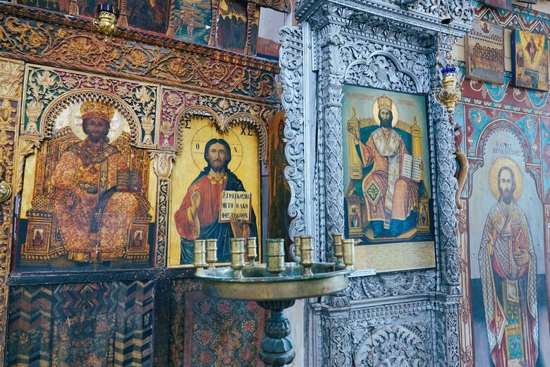 Wnętrze wypełniają prawosławne ikony i freski.