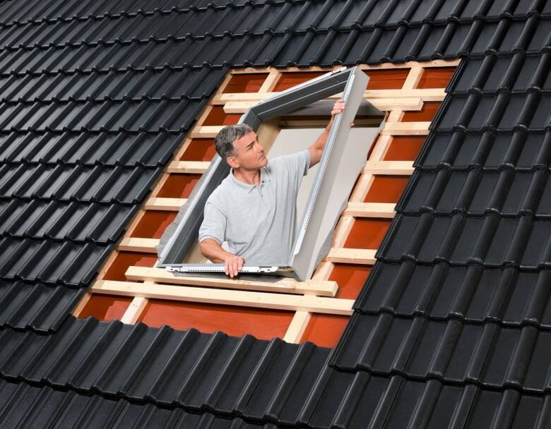 Ciepły i szczelny montaż okna dachowego ułatwiają gotowe zestawy izolacyjne.