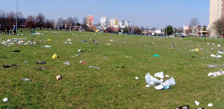 To niedzielne zdjęcie z kampusu Politechniki Białostockiej. Studenci nie zabrali po sobie śmieci.