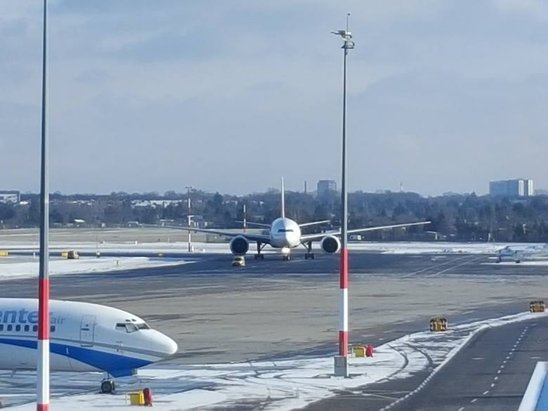 Poznań: Na Ławicy wylądował Boeing 777 - największy samolot dwusilnikowy na świecie