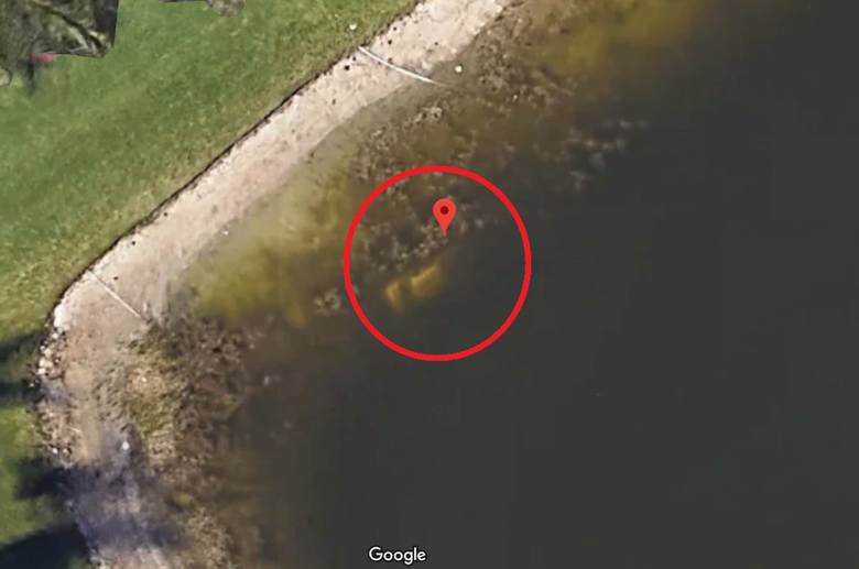 Samochód zatopiony w stawie można dojrzeć na zdjęciach satelitarnych Google Maps.