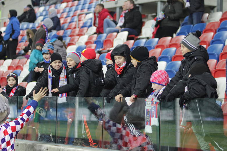 Gornik Zabrze Pogon Szczecin 3 1 Zdjecia Kibicow Gornika Torcida Glosno Spiewala A Zabrzanie Grali Jak Za Dawnych Lat Dziennikzachodni Pl